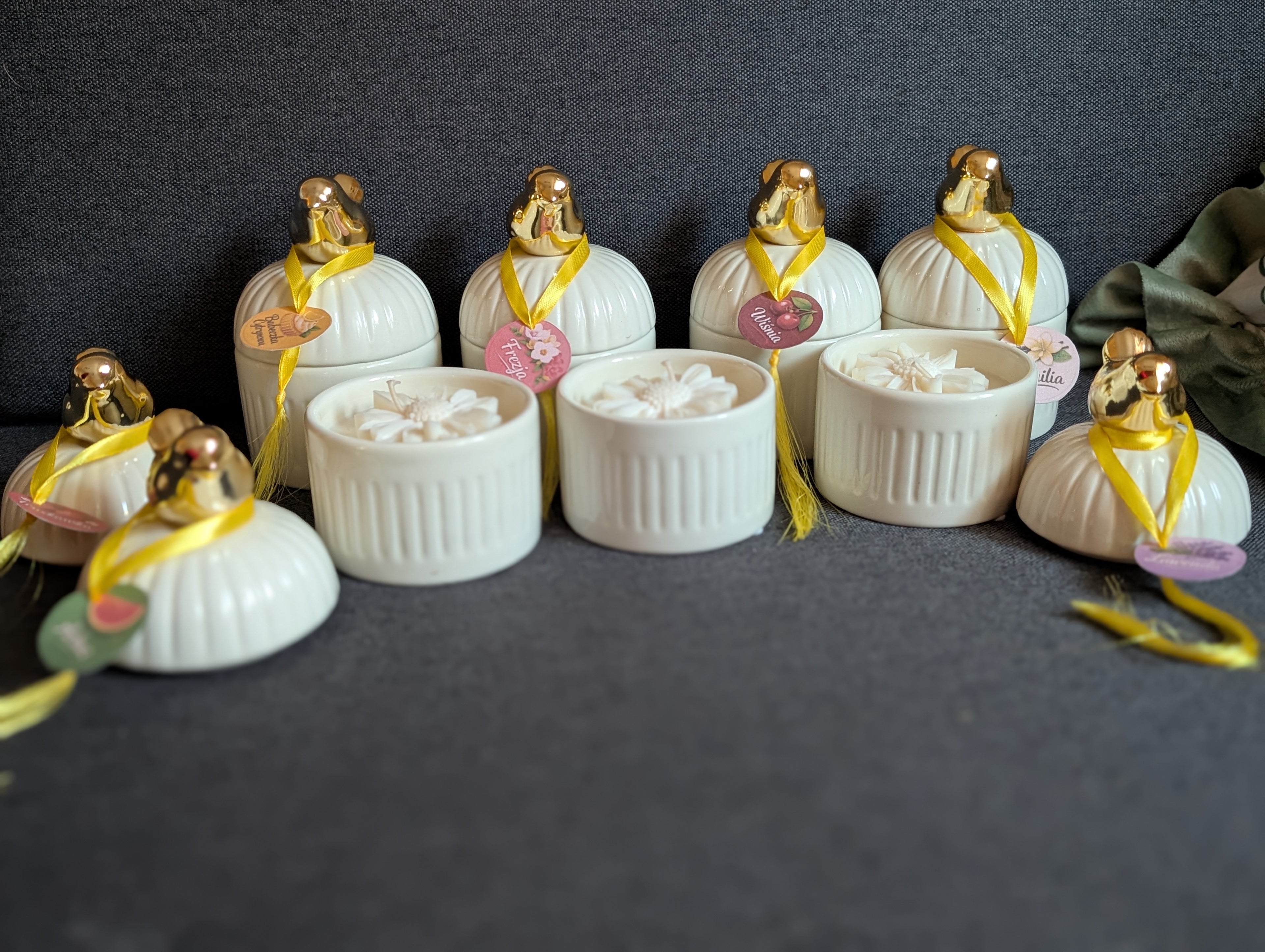 Świeca zapachowa w ceramicznym pojemniku z dekoracyjnym kwiatem – elegancki prezent