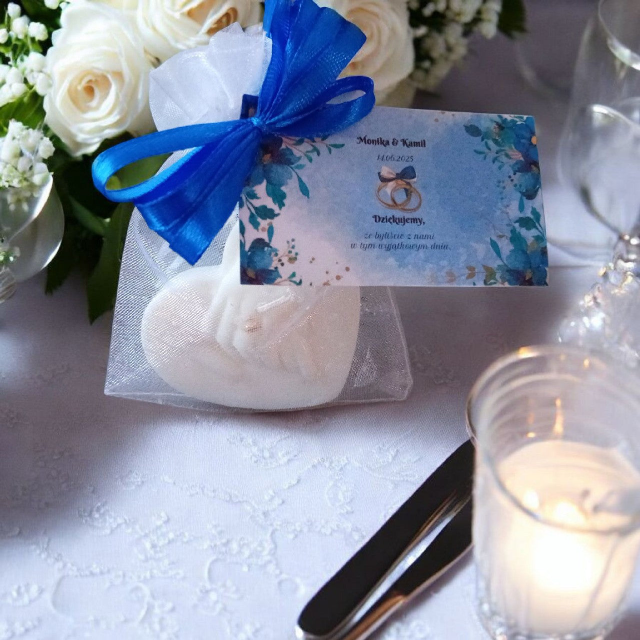 🕯️ Świeca sojowa serce z dłońmi – elegancki upominek dla gości