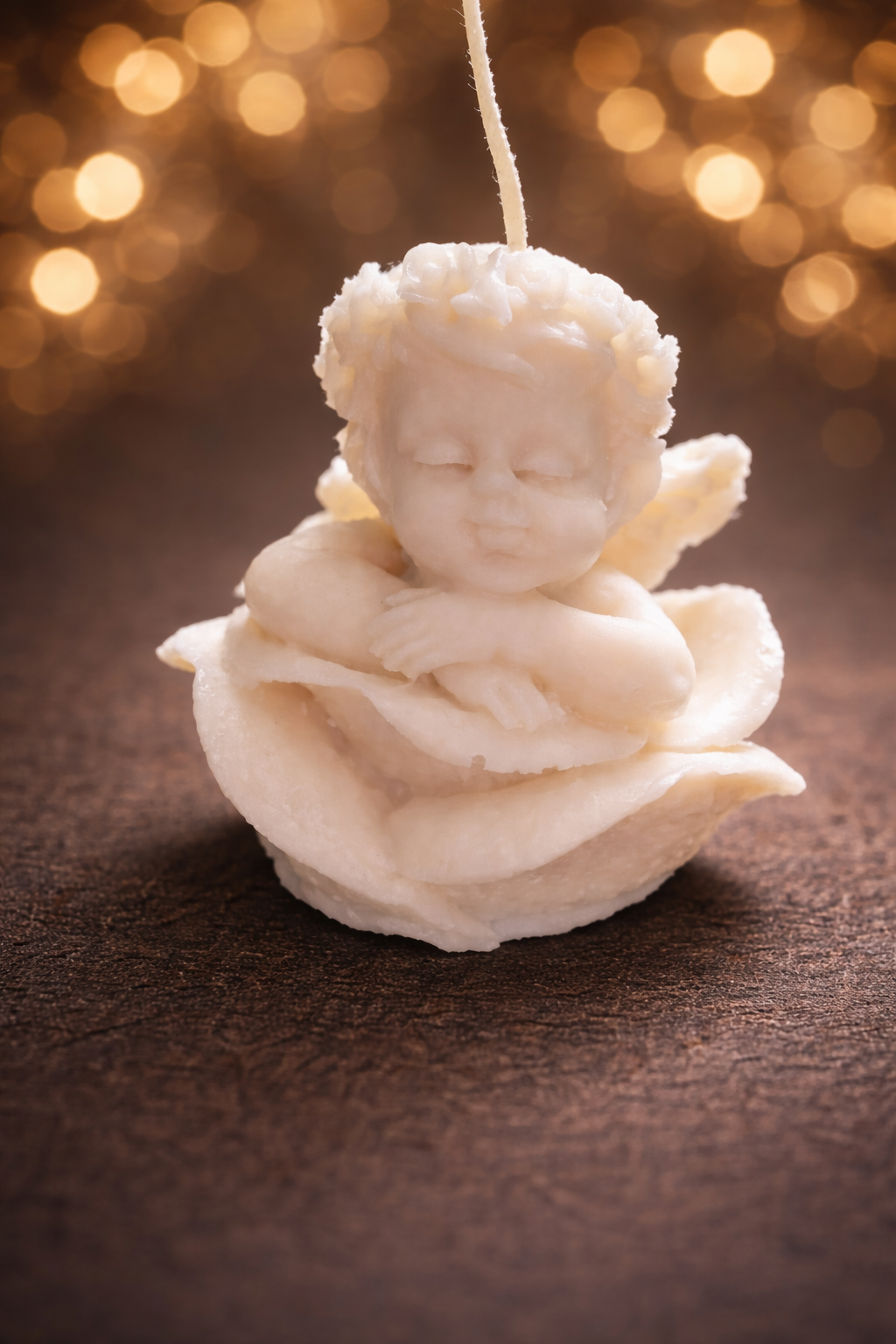 Świeca aniołek w róży – dekoracyjna świeczka ozdobna na prezent