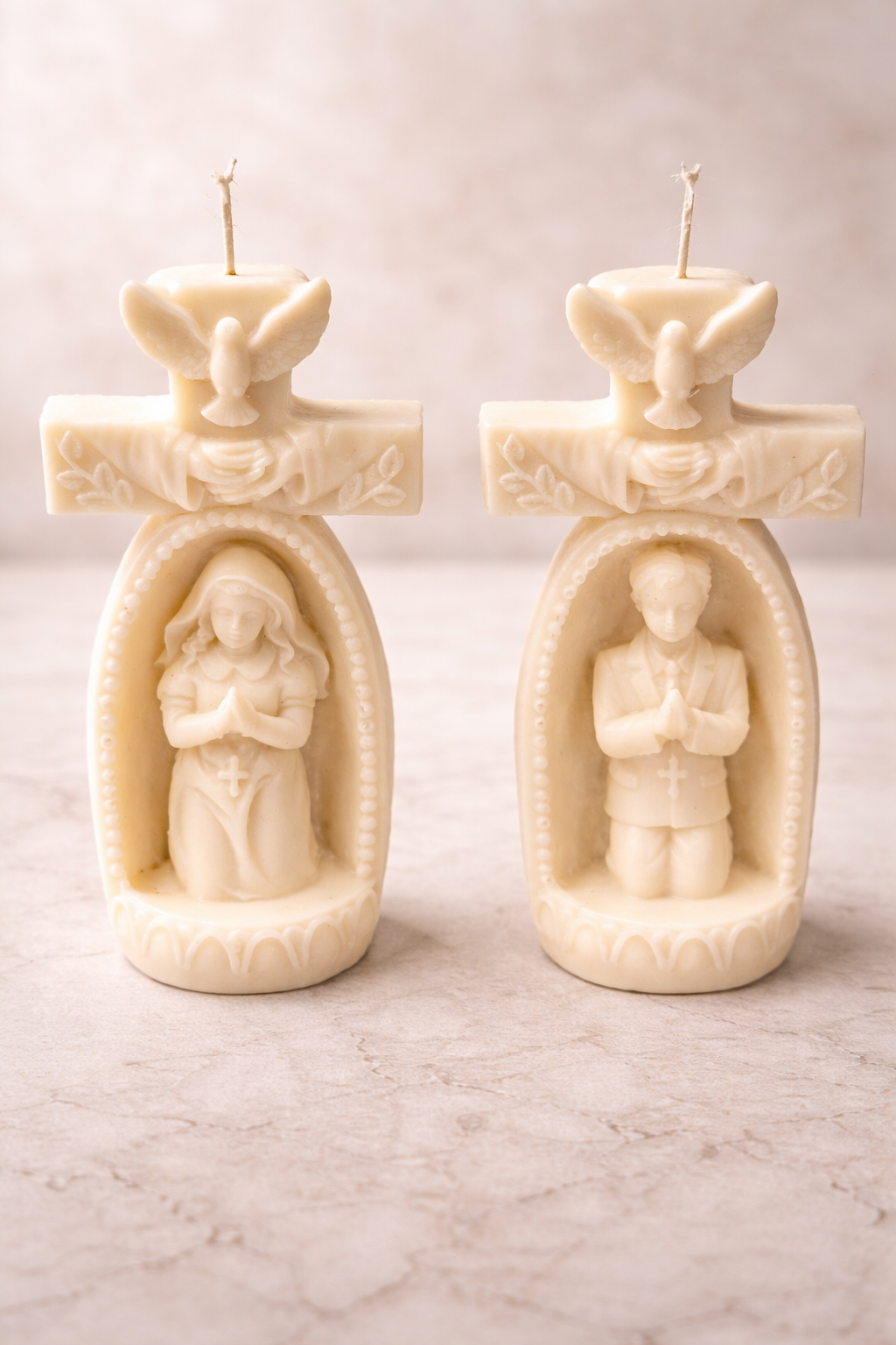 Świeca komunijna w kształcie krzyża z figurką dziecka – pamiątka Pierwszej Komunii Świętej